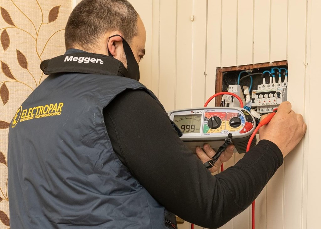 5 señales de que necesitas revisar tu instalación eléctrica urgentemente