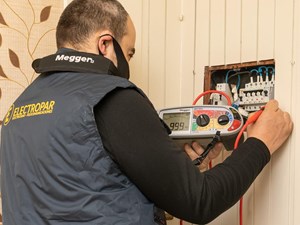 5 señales de que necesitas revisar tu instalación eléctrica urgentemente