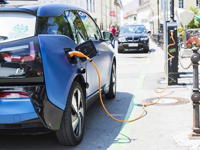 Beneficios de instalar un punto de carga para coches eléctricos en una empresa