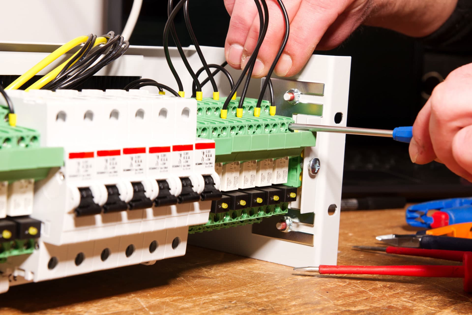 ¡Ofrecemos servicios de electricista 24 horas en Vigo!