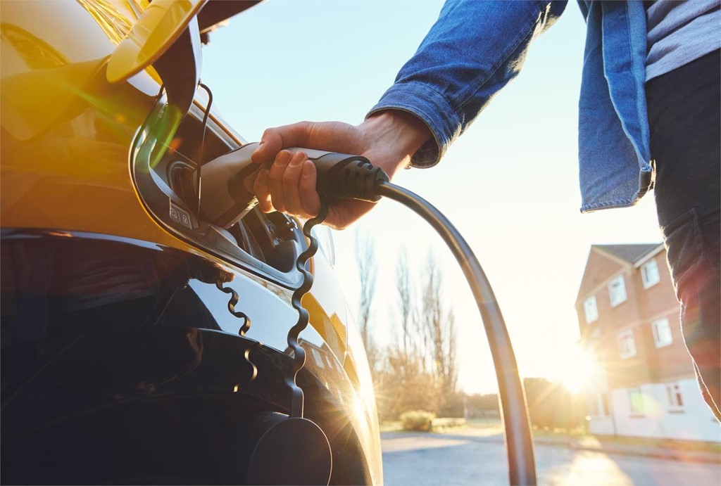 ¿Por qué elegir un coche eléctrico? ¡Te ayudamos a instalar tu punto de recarga!